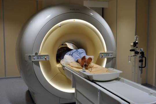Un dels aparells de ressonància magnètica de l'hospital Josep Trueta, amb un pacient fent-se una prova de radiologia. ACN