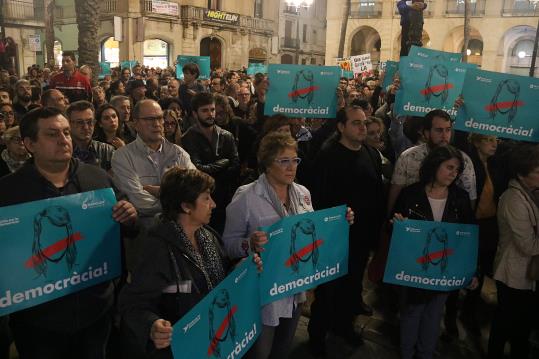 Un miler de persones es concentren a Vilanova per reclamar l'alliberament dels 'Jordis' i dels consellers destituïts. ACN