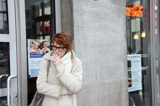 Una dona fuma a l'exterior, a Berlín. ACN