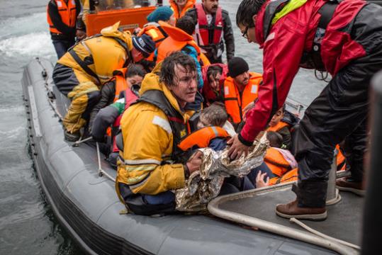 Una embarcació amb refugiats arriba a les costes europees. ACN