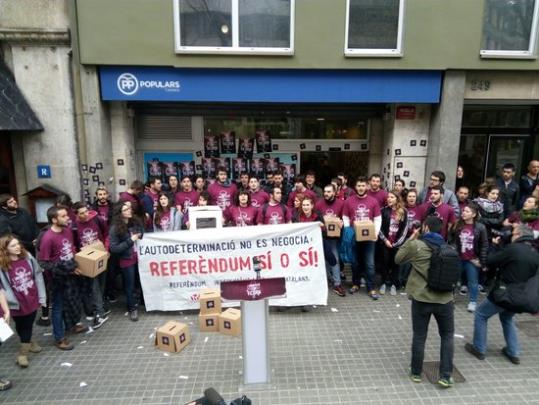 Una trentena de membres d’Arran van intentar ocupar la seu del PPC a Barcelona. ACN