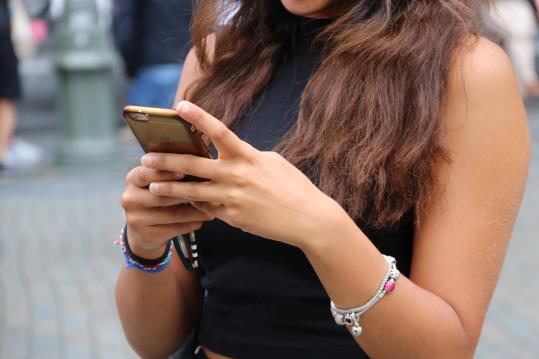 Una turista parla a través de seu telèfon mòbil a Brussel·les, el 13 de juny. ACN