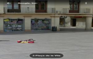 Una vilafranquina arrassa a Twitter pel que ha descobert a la plaça de la Vila amb Google Maps. @buterasroad 
