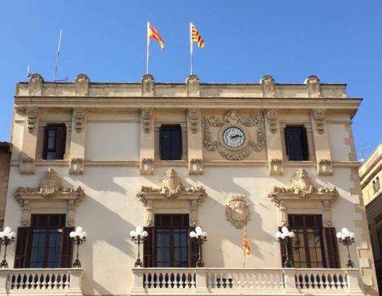 Vilafranca hissa la bandera espanyola a l’Ajuntament després de 5 anys de requeriments judicials. Xavi Navarro