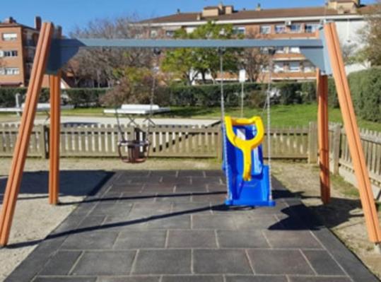 Vilanova instal·la un gronxador adaptat al parc de la Torre d'Enveja. Ajuntament de Vilanova