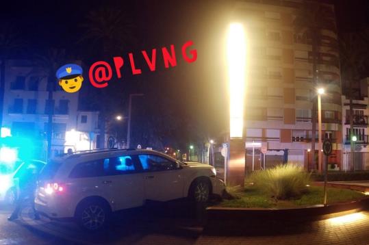 Xoca contra la rotonda del passeig del Carme de Vilanova i abandona el cotxe per fugir a peu. Policia local de Vilanova