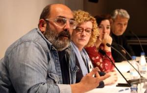El fotoperiodista Alberto Estévez amb la degana del Col·legi de Periodistes, Neus Bonet, la fotoperiodista Ana Jiménez i Jordi Rovira, de Report.Cat. 