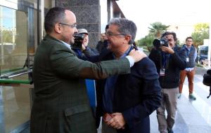 El futur president del PPC Alejandro Fernández saludant l'exdelegat del govern espanyol, Enric Millo. ACN