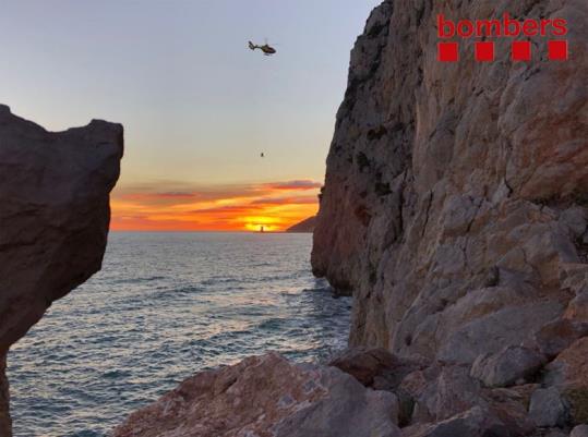 Els bombers rescaten dos escaladors atrapats a Sitges. Bombers