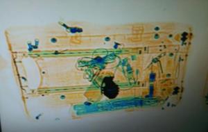 Imatge de l'escàner de Sants on es veu l'objecte amb forma de granada que ha fet mobilitzar els Mossos d'Esquadra i la Policia Nacional el 7 de novemb