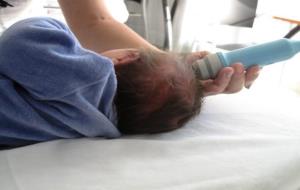 Imatge d'una prova del nou dispositiu per detectar la meningitis amb un nadó, el 31 de març del 2018. Generalitat