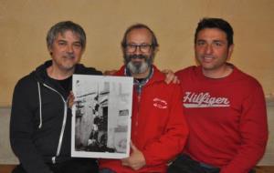 Jaume Ventura, Pedro Osorio i Laureà Inglada amb la fotografia inèdita d'un intent de pilar de 6 dels Nens del Vendrell . Anna Montoto