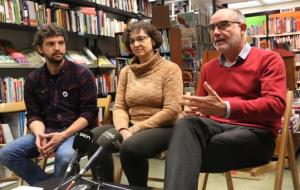 Pla sencer de Pep Garcia, Àngels Castells i Carmel Carrillo, organitzadors del premi 'El lector de l'Odissea', en roda de premsa el 26 de març. ACN