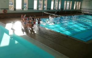 Totes les escoles del Vendrell incorporen els cursos de natació al seu currículum d’Educació Física. Ajuntament del Vendrell