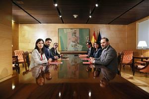Els equips negociadors d'ERC i PSOE asseguts a una taula a una sala del Congrés. ACN 