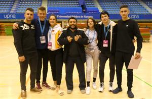 Els judoques de l'escola de Judo Olèrdola a Pamplona amb el seu entrenador. Eix