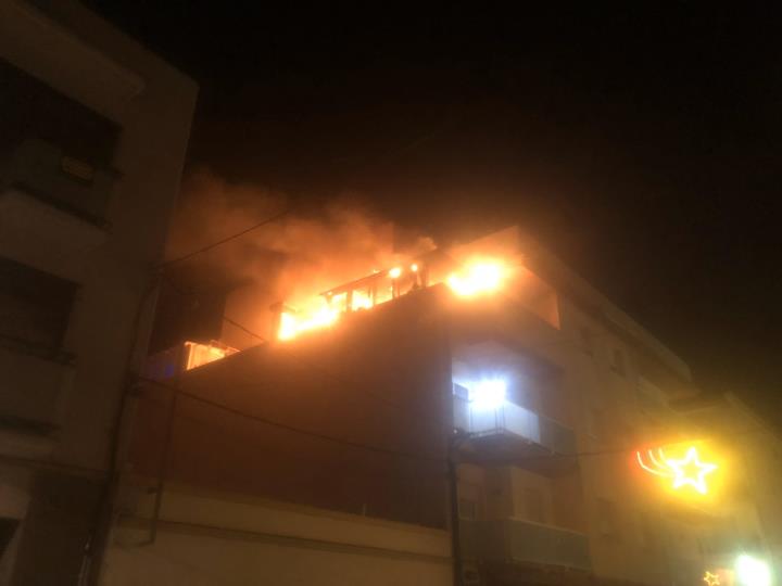 Espectacular incendi a les terrasses d'un edifici a Cubelles. Ajuntament de Cubelles