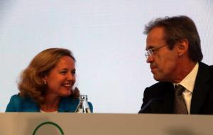 Primer pla de la ministra d'Economia i Empresa, Nadia Calviño, i del president de CaixaBank, Jordi Gual. ACN