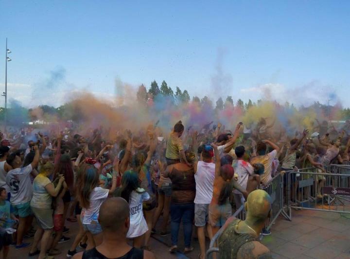 Tobogan d’aigua i festa Holi per tancar la Festa Major de les Roquetes. Ajt Sant Pere de Ribes