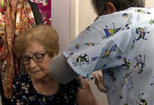 Una infermera del CAP Bordeta-Magraners de Lleida vacunant de la grip a una pacient d'edat avançada. ACN