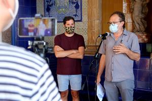 El regidor de Cultura de Sitges, Xavier Salmerón, i del director del Consorci de Patrimoni, Pere Izquierdo, durant la presentació del Sitgestiu. ACN
