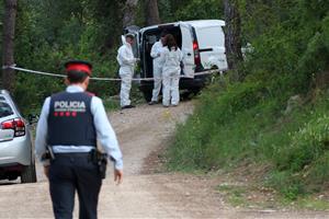 Pla general de la policia científica equipant-se per accedir al lloc on s'ha trobat un cos calcinat al costat del Pantà de Foix. ACN