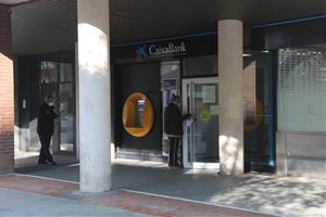 Pla general de l'exterior d'una oficina de CaixaBank situada a l'avinguda Icària de Barcelona. ACN