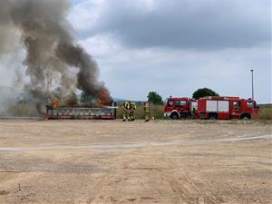 Pla general del camió incendiat a Torrelles de Foix el 29 de juny del 2020. Ajuntament de Torrelles