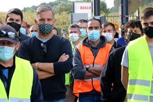 Pla mig de diversos treballadors de Robert Bosch a Castellet i la Gornal reunits en assemblea amb motiu del tancament de la fàbrica, el 7 d'octubre de