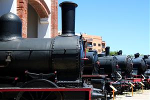 Pla obert de les locomotores antigues que hi ha pendents de cobrir al Museu del Ferrocarril de Catalunya, a Vilanova i la Geltrú. ACN