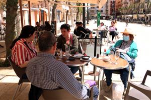 Pla obert d'una família consumint en una terrassa de la plaça de la Font de Tarragona en el primer dissabte de la fase 1. ACN