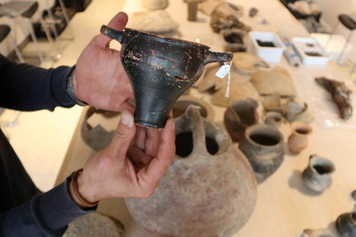 Troben per primer cop peces de ceràmica senceres vinculades amb l'origen de la vinya i el vi al Penedès. ACN