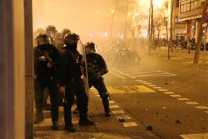 Agents dels Mossos, durant els aldarulls a Barcelona. ACN / Miquel Codolar