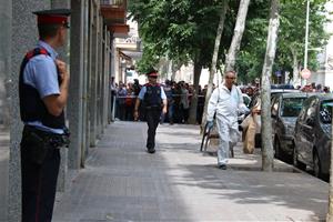 La policia científica sortint del domicili de Vilanova i la Geltrú on va aparèixer morta una nena de 13 anys. ACN