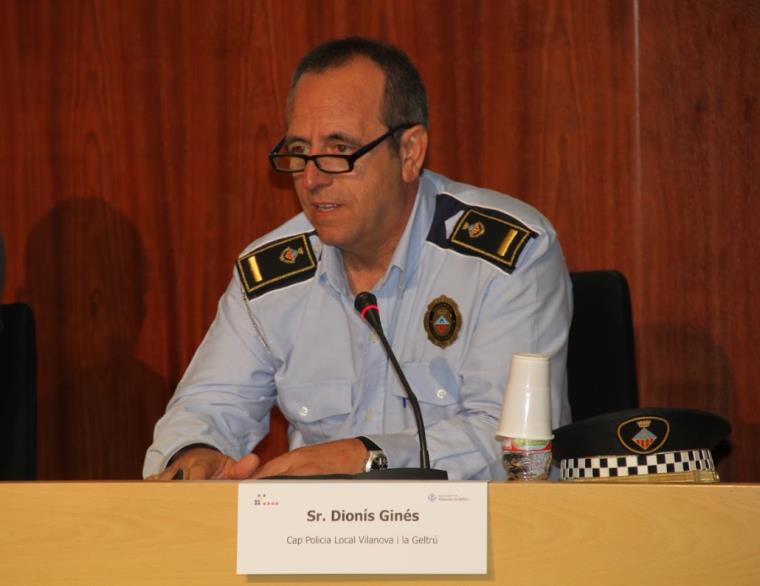 La policia de Vilanova enllesteix el relleu de Dionís Ginés després de 29 anys com a inspector. Ajuntament de Vilanova