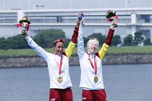 La vilafranquina Sara Loehr s'alça amb la medalla d'or a Tòquio com a guia de l'atleta Susana Rodríguez. EIX