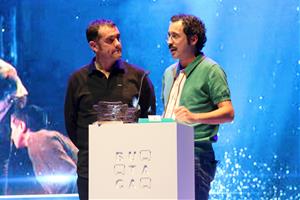 Pla conjunt de Joan Arqué i Guillem Albà recollint el Premi Butaca a la millor direcció per 