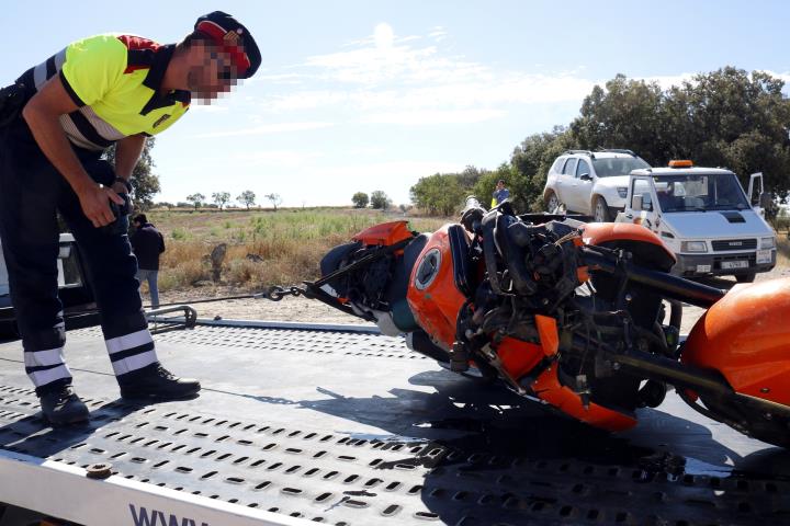 Pla mig on es pot veure un mosso d'esquadra fotgrafiant la moto que conduïa la víctima mortal d'un accident, el 28 de juny de. ACN