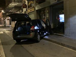 Un conductor ebri s'encasta de matinada contra una façana al Vendrell. Ajuntament del Vendrell