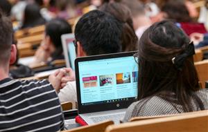 Una estudiant que treballa al seu ordinador portàtil durant els dies d’orientació del programa d’intercanvi Erasmus +, 2017. Comissió Europea
