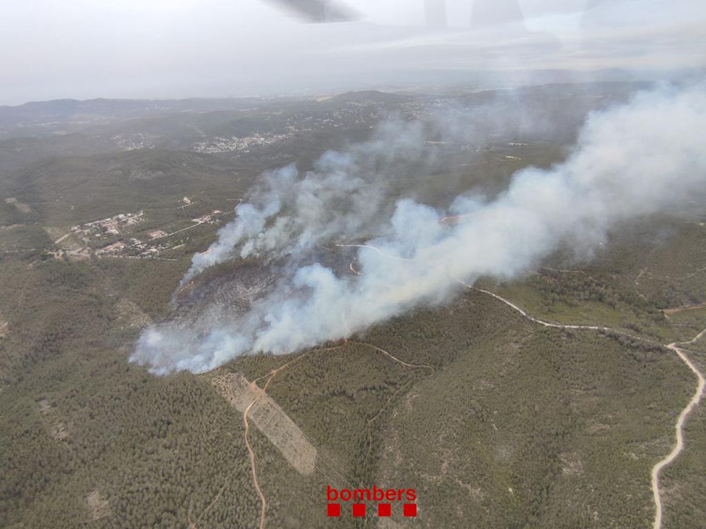 38 dotacions dels Bombers treballen a l'incendi de Sant Pere de Ribes, que afecta ja 20 hectàrees. Bombers