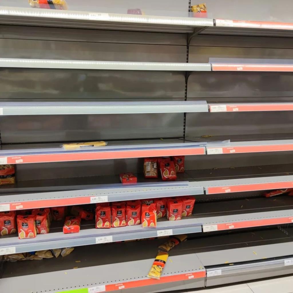 Allau de compres als supermercats del Penedès i Garraf per un missatge viral que alerta d'un suposat desabastiment . Miquel Casellas