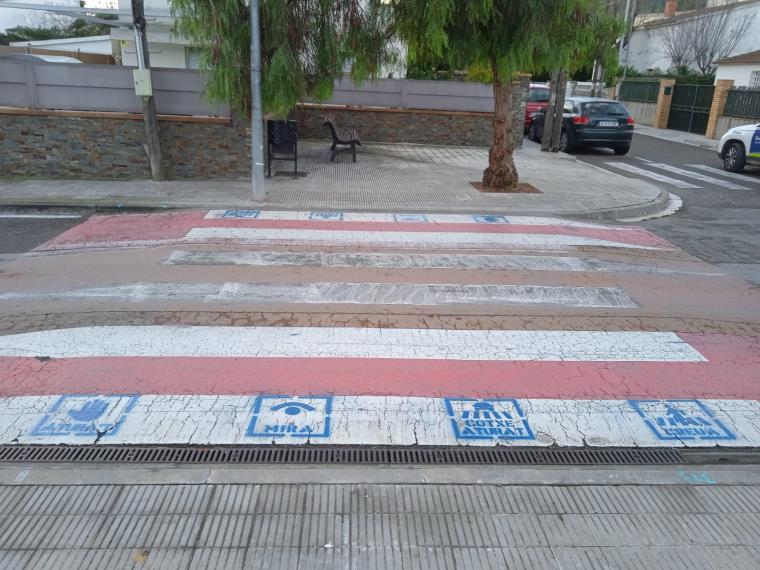 Canyelles pinta pictogrames als passos de vianants per a millorar la seguretat de les persones amb TEA. Ajuntament de Canyelles