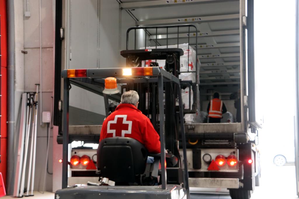 Creu Roja envia a Hongria tres tràilers amb ajuda humanitària per a més d'11.000 afectats per la guerra a Ucraïna. ACN