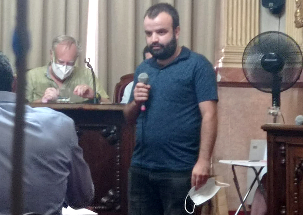 El regidor Arnau García al saló de Plens de l'Ajuntament de Vilanova. CUP Vilanova