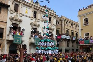 Els Castellers de Vilafranca carreguen el primer 3 de 10 post covid. ACN