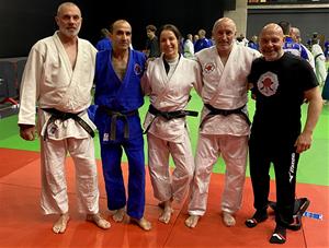 Els judoques de l’Escola de Judo Vilafranca-Vilanova amb el seu entrenador. Eix