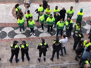 Els treballadors de la neteja viària de Vilanova porten la seva protesta a la plaça de la Vila. EIX
