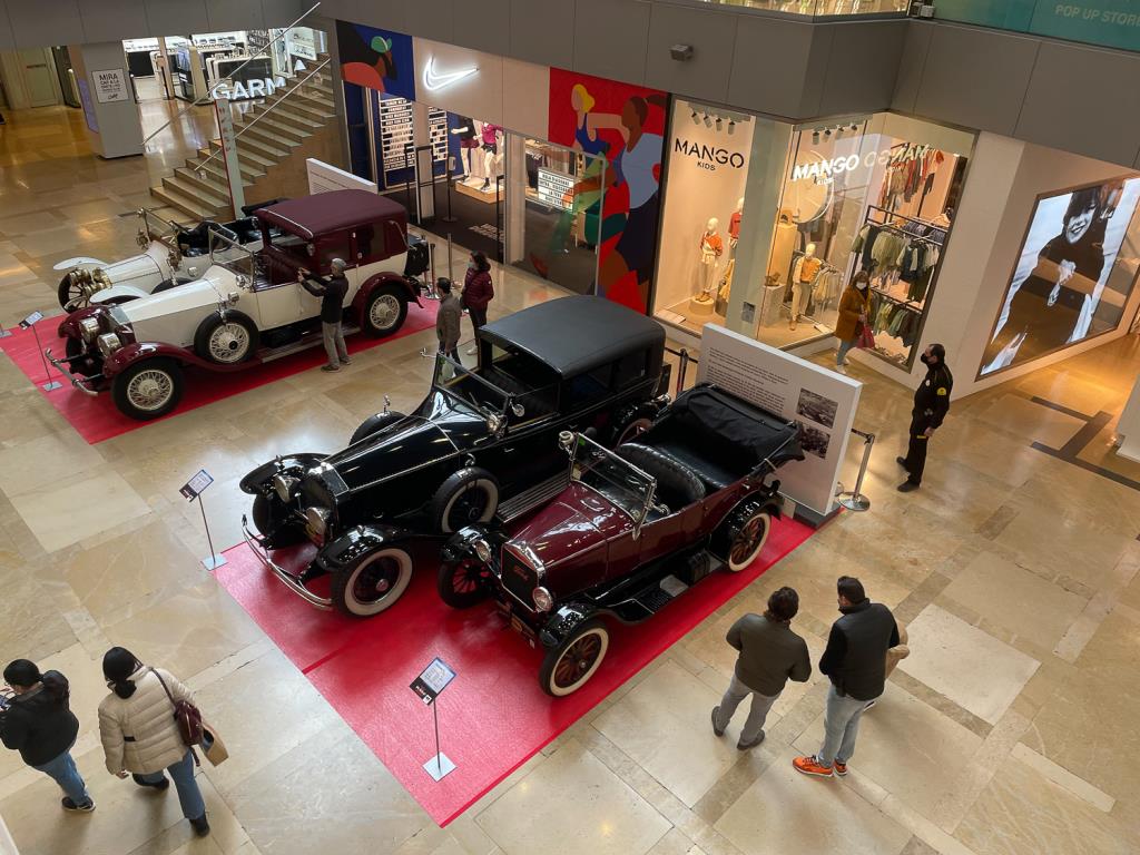 L'exposició de clàssics escalfa els motors del Ral·li Barcelona-Sitges. Ajuntament de Sitges