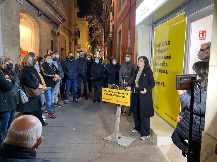 Marta Vilalta inaugura la nova seu d’ERC a Vilafranca acompanyada del candidat local a l’alcaldia, Pere Sàbat. ERC